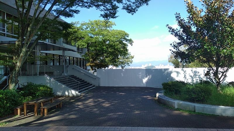 ট ইট র 静岡大学附属図書館 静岡本館 おはようございます 本日も9 00 17 00まで開館しています 写真は教育学部棟方面から図書館 の正面玄関を撮ったものです 現在 このように壁で覆われて図書館前の階段は通行できません 共通教育棟方面から図書館ご ট ইট র 静岡大学附属図書館 静岡本館 おはようございます 本日も9 00 17 00まで開館しています 写真は教育学部棟方面から図書館 の正面玄関を撮ったものです 現在 このように壁で覆われて図書館前の階段は通行できません 共通教育棟方面から図書館ご
