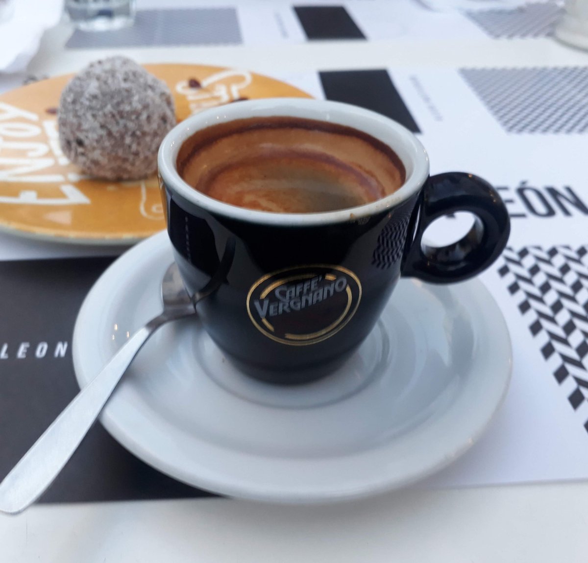 rleona25's tweet photo. @sommelierdecafe @exigibuencafe Octubre del 2018 en #chefleon en Nuñez .Es un café exelente !! muy intenso y rico " bien italiano" https://t.co/g7yYpaI0fg