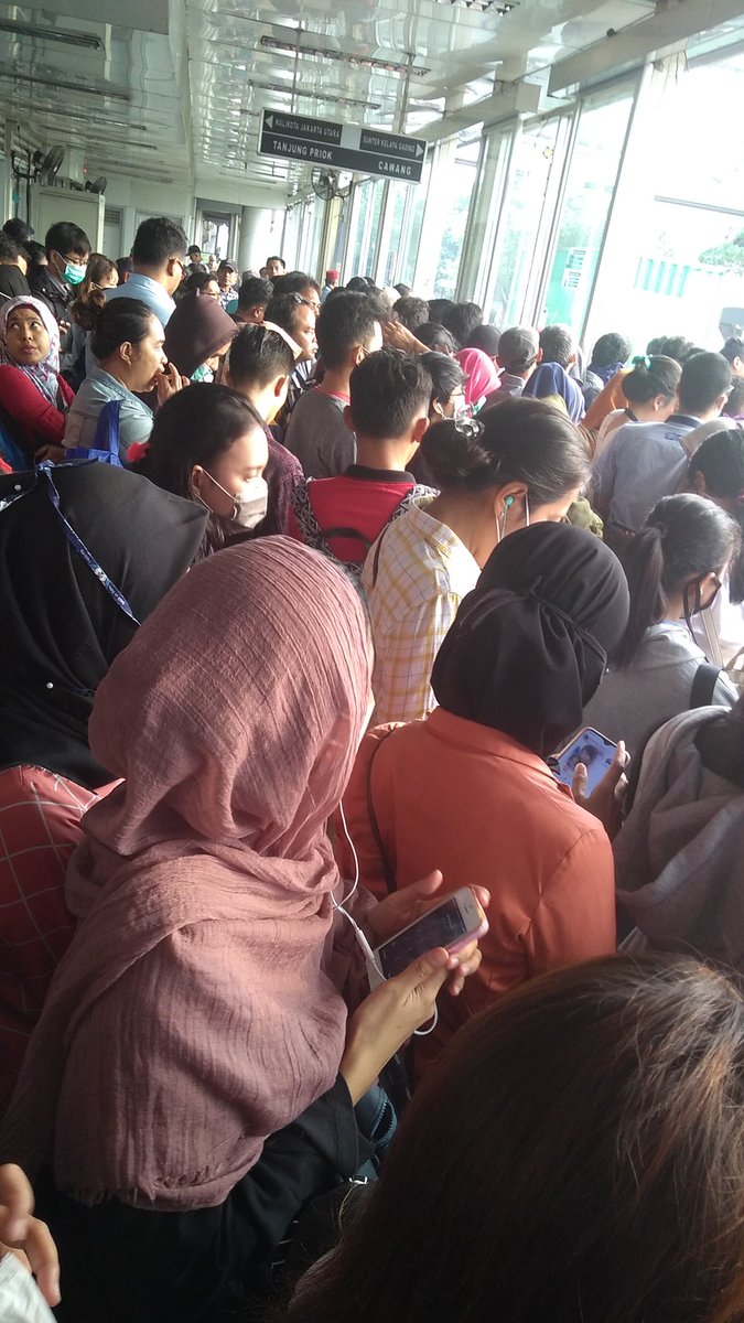 idesck's tweet photo. Sejak ndak ada bus penjaringan pluit yg mampir di halte bus plumpang. Beginilah keadaan setiap Hari. Penumpang bludak tp bus g lewat2. @PT_TransJakarta https://t.co/KPTP17NU4A