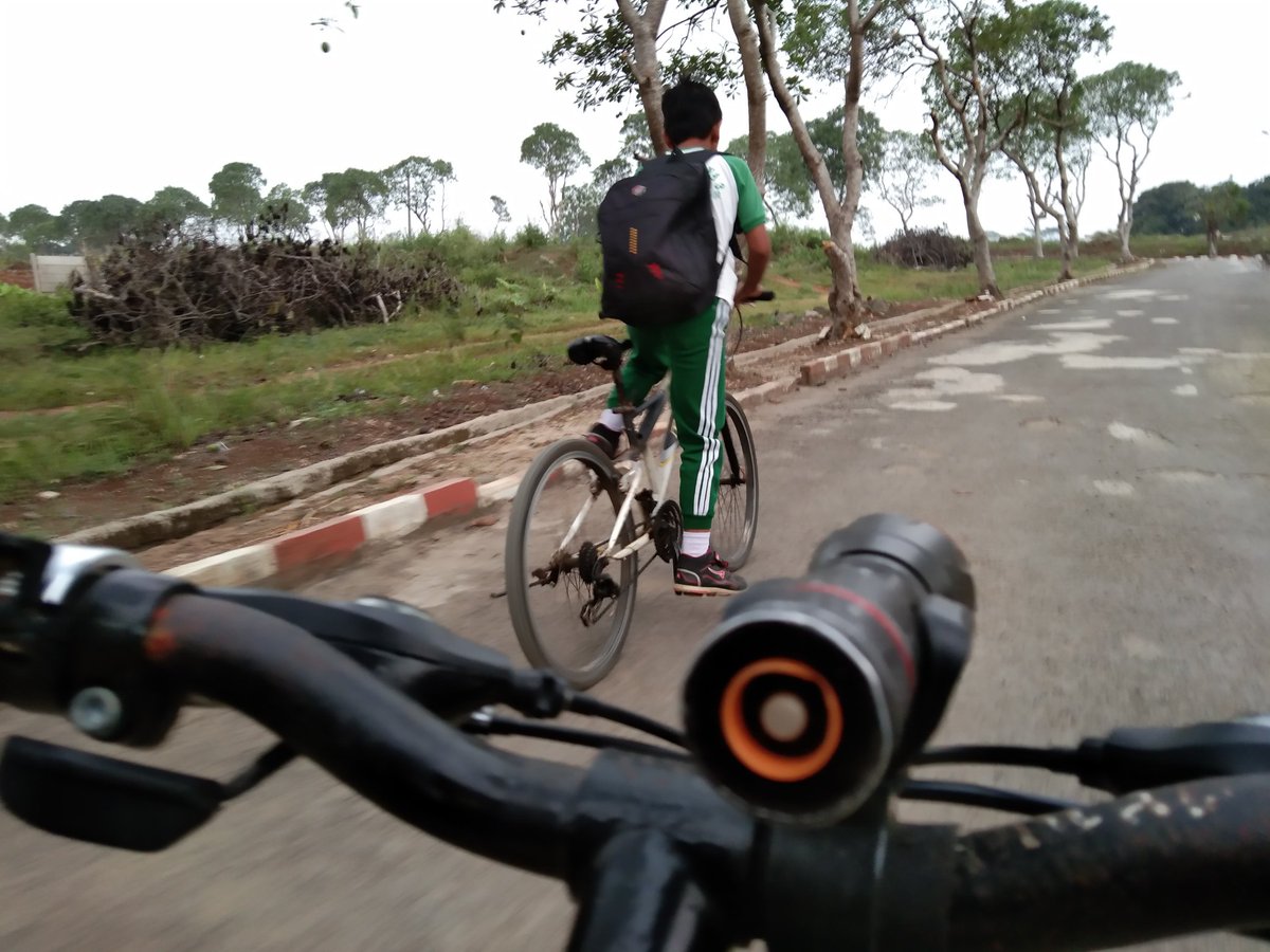 jayanofa's tweet photo. riding to school #biketoschool #bikelife #bikeride https://t.co/Rfc4ad8dpt