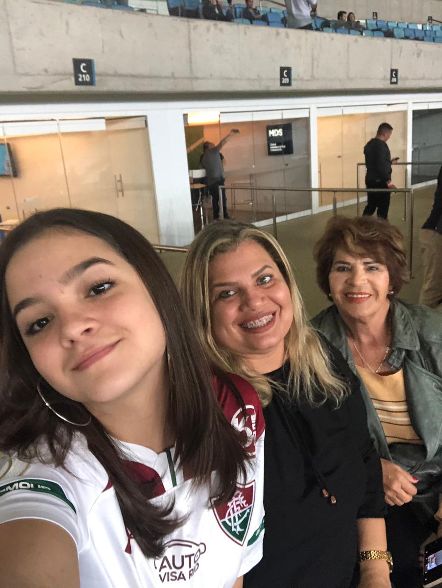 JoelSilva90's tweet photo. No camarote, a atriz Mel Maia, namorada de João Pedro, assiste ao jogo ao lado da mãe e avó do atacante. #lanceMARACA https://t.co/6J8MiXkIOG