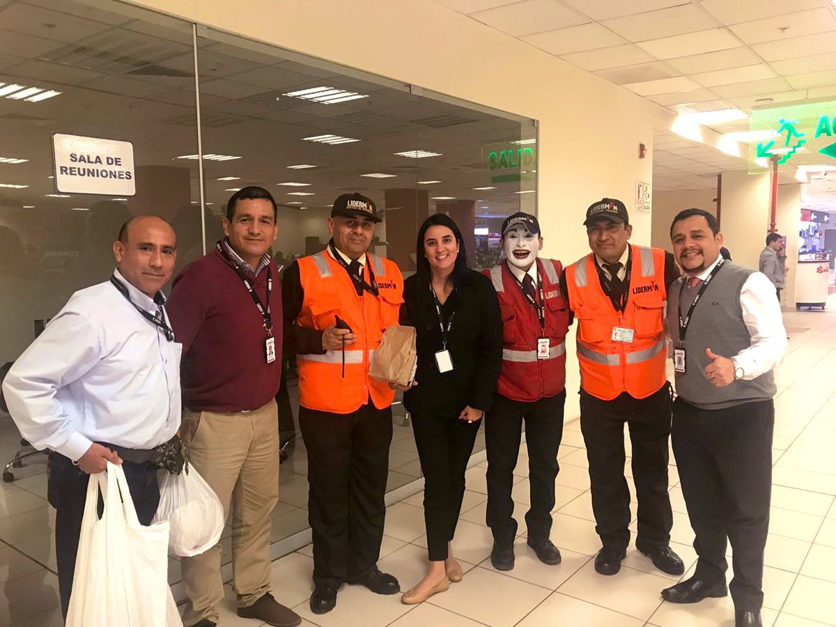 ClaudiaPuigC's tweet photo. Siempre buscamos estar cerca de ustedes y gracias al #ContigoEnTuTrabajo podemos visitarlos y reconocer el compromiso que tienen con nuestra #CulturaLiderman y sus unidades 👏🏻👏🏻👏🏻

¡Sigamos entregando lo mejor de nosotros! 

#SomosLiderman #LidermanONada ❤️ https://t.co/0TQQ5tfzYi