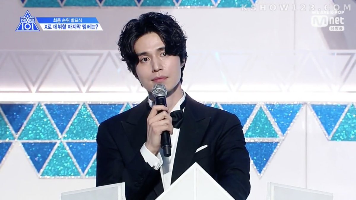 Sorrowfully, Lee Dongwook teared up when he had to announce that Lee Jinhyuk got eliminated. At this point of the finals, everyone was in tears. LJH was crying too, but he still smiled through it.
