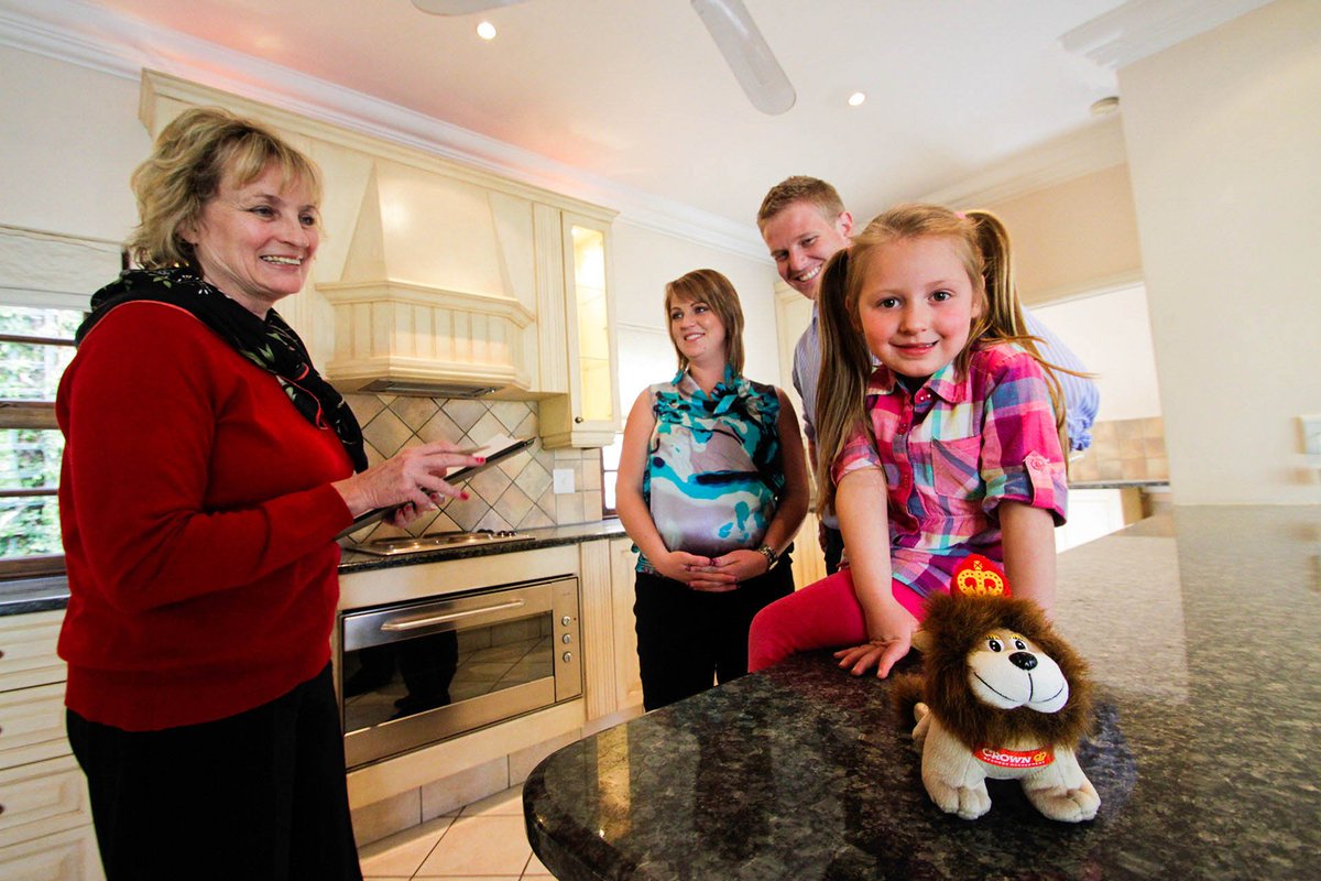 CrownReloNZ's tweet image. At Crown we not only have the logistical experience, we also have the right attitude. Our goal is to delight our customers. 
To us, the customer experience is more important than our T&amp;amp;C's of contract.

ow.ly/Axzp30pr09w

#movewithCrown #Credits #MovingExperience