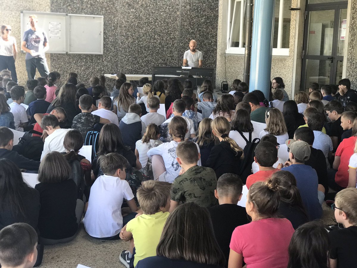 Un moment d’émotion pour une rentrée en musique des 200 élèves de 6ème du collège La Croix des Sarrasins...c’est pendant les journées d’accueil des CM2 qu’ils avaient appris ce chant avec M.Laval professeur de musique, chef d’orchestre,...et pianiste averti... merci à tous !!