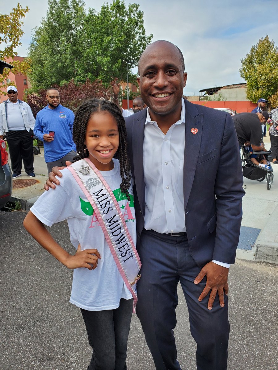 tharealdoobamom's tweet photo. Princess Of America's Preteen Miss Midwest met Kansas City, MO Mayor @QuintonLucasKC during the HBCU Parade this past Saturday! He was very gracious...What an honor!! AND the parade was awesome!!  #mayorQ #HBCU #lmaka #POAproud #pageantlife https://t.co/J9m3pceaqD https://t.co/VGFb0lQZYW