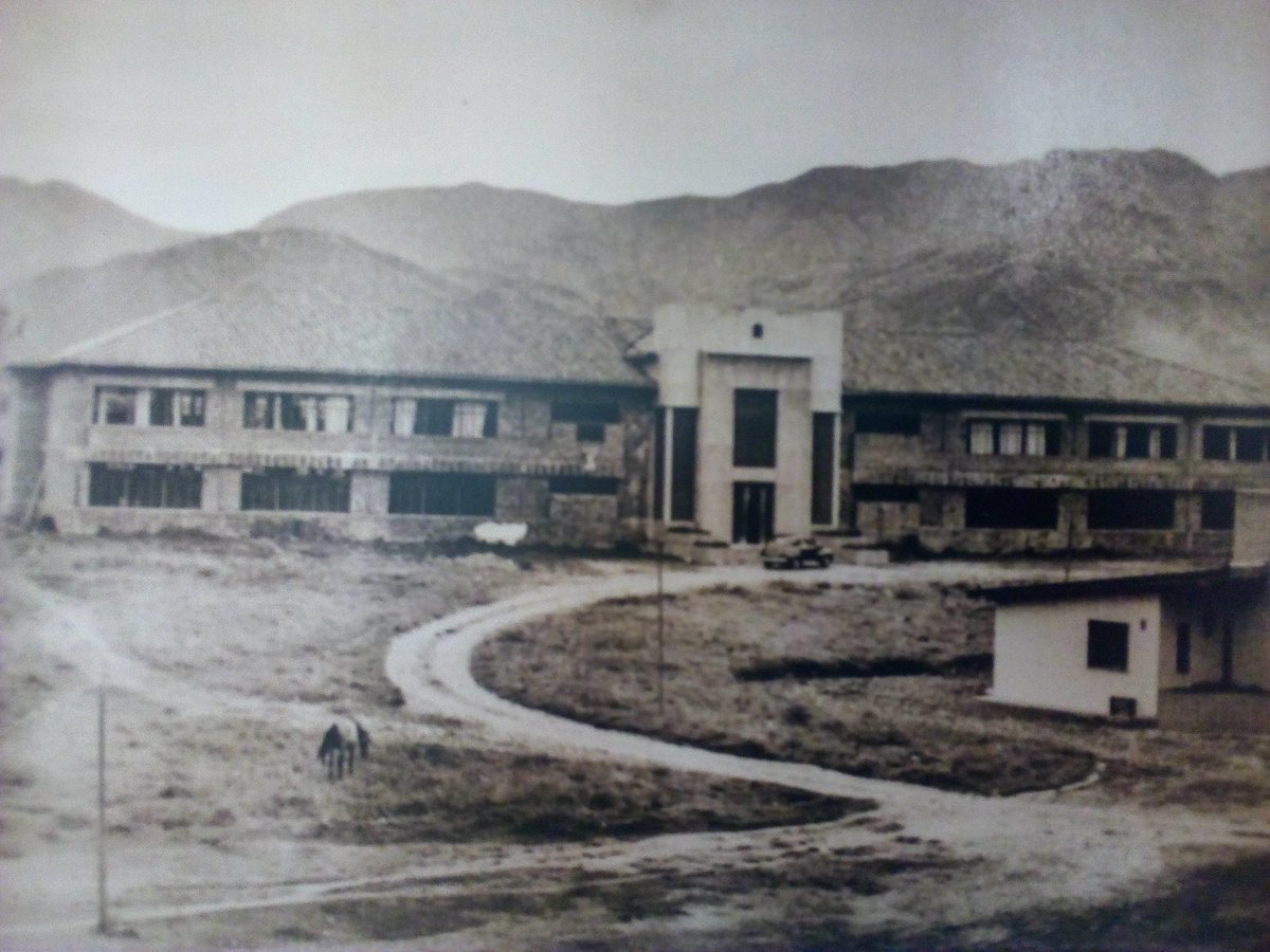 luisyepesb's tweet photo. "Los grandes", los de quinto y sexto de bachillerato, en los años 70, estudiamos en este, el primer edificio de la sede de @upbcolombia en Laureles, #Medellín. Gratos recuerdos, los míos, no creo que los de mis profesores. https://t.co/QGnCLtDn6z