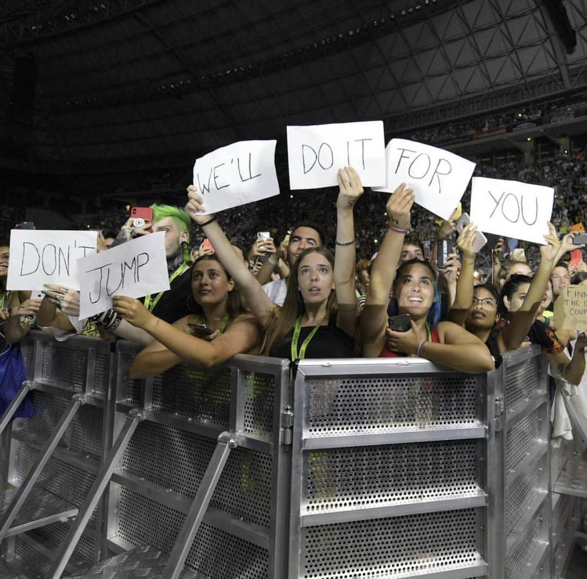 BillieEilishBR's tweet photo. Fãs segurando placas escrito 
"Não pule, nós faremos isso por você"
No show em Barcelona, Espanha hoje 
📸: Xavi Mercadé https://t.co/KE7G6gV5iM