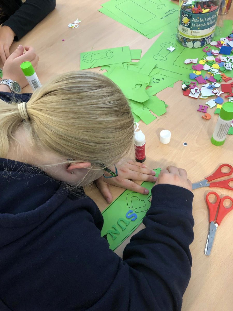 Vision25CIO's tweet photo. Happiness is.......... photography, eating out, shopping, visiting Castlegate reading space and a story plus crafting in our library! All in a day!! We ❤️ our local community!! #wearevision25 #differentlyable #icanandiwill #stockton #stocktonlibrary #shopping #independent https://t.co/8ghWQGgzyX