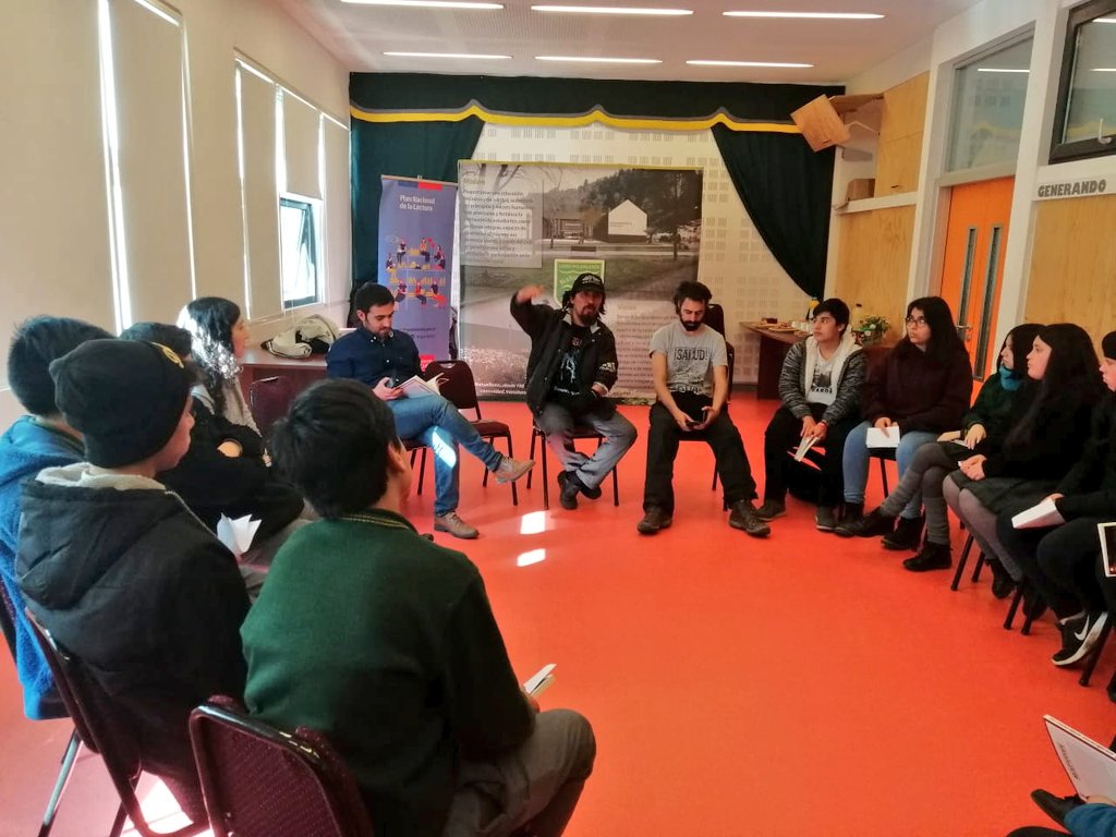Culturas_Biobio's tweet photo. Estudiantes del Liceo Nahuelbuta, de Contulmo, gracias los #DiálogosEnMovimiento, leyeron el libro «Mapurbe» y luego de un proceso de mediación, conocieron en persona al autor David Añiñir y conversaron sobre el proceso creativo, entre otros temas
@planlectura_cl 
#VamosBiobío 📚 https://t.co/ehg7mcyHkW