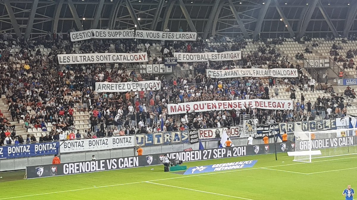 lnstantFoot's tweet photo. Les banderoles déployées par les supporters à Grenoble ce soir 😅
(📸 via @ArPezennec) https://t.co/R5IYBiBVPI