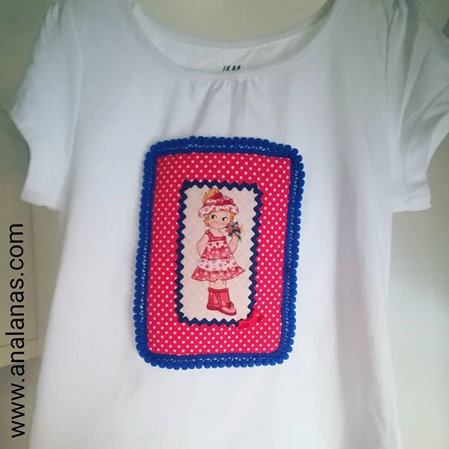 ana_lanas's tweet photo. Camiseta para Alba recién terminada, con aplicación de muñeca, picolina y madroños
.
.
#artesania #hechoamano #hechoamanoconamor #camiseta #camisetaspersonalizadas #camisetasdecoradas #tela #aplicaciones #picolina #madroños #vueltaalcole https://t.co/AY6SFUPPv9 https://t.co/k8asquepUl