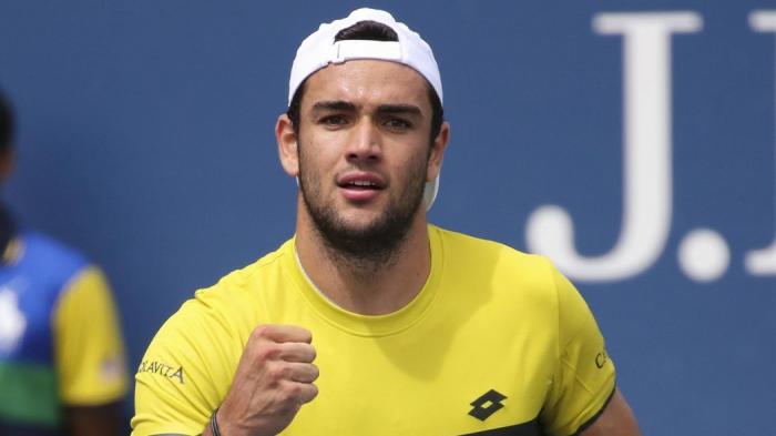 GeorgeSpalluto's tweet photo. Il tennis non è solo potenza. Ci vogliono idee, schemi, testa, capacità di leggere il gioco, di soffrire. Di non piangersi addosso sul più bello quando vieni fermato da un infortunio o quando vieni breakkato a un passo dal sogno. Ladies &amp; Gentleman, Matteo #Berrettini https://t.co/bxEa8HlL7F