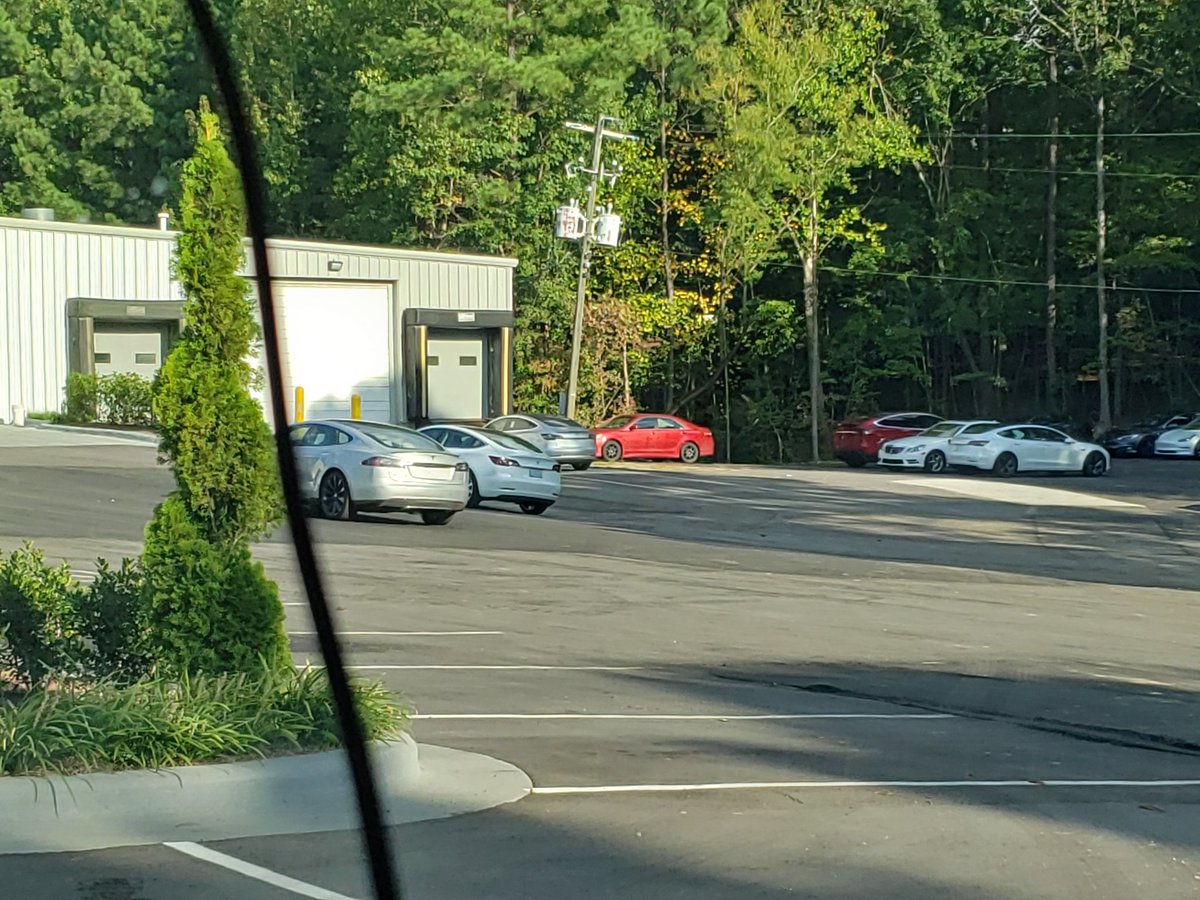 SpartanTrader96's tweet photo. $tslaq $tsla #SGFreport #shortygroundforce #teslainventory
Inventory seems to be turning over pretty quickly. 2 weeks ago there was probably 25+ new cars here. Looks like about 10 trade-ins in the lot https://t.co/kNCOYOXKvq