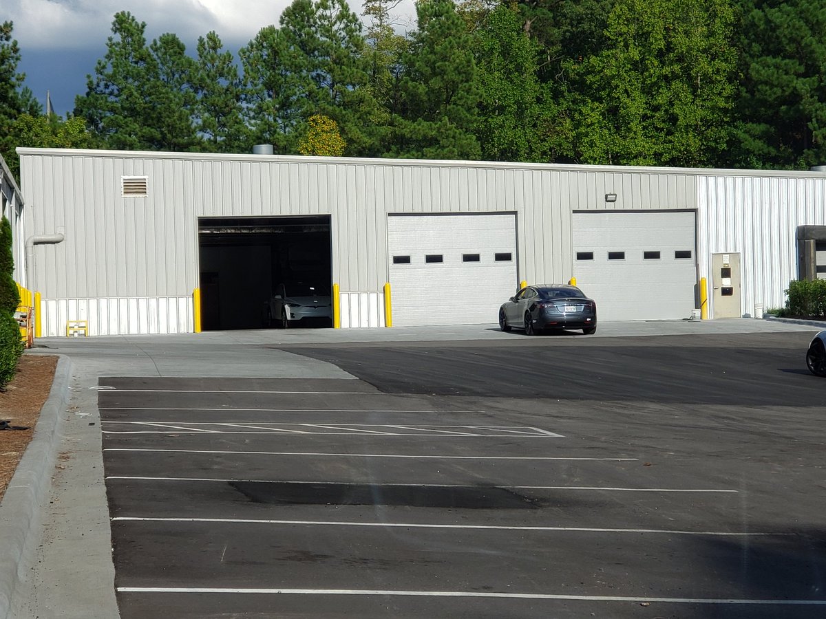 SpartanTrader96's tweet photo. $tslaq $tsla #SGFreport #shortygroundforce #teslainventory
Inventory seems to be turning over pretty quickly. 2 weeks ago there was probably 25+ new cars here. Looks like about 10 trade-ins in the lot https://t.co/kNCOYOXKvq