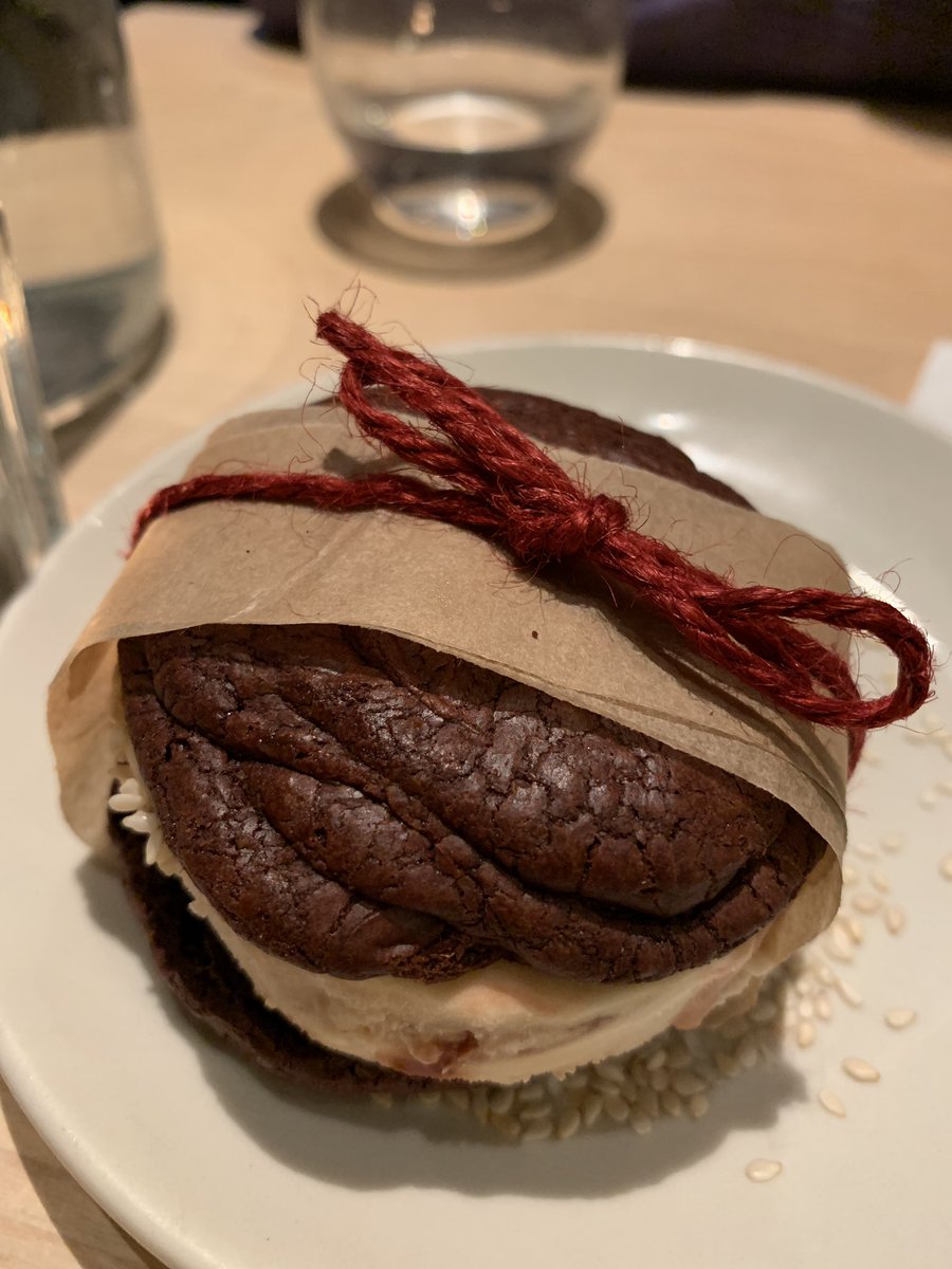 Perfect night off without the kids with @HesterVaizey eating delicious food at @Honeyandco Honey and Smoke! 
That chocolate tahini date molasses sandwich... 🥰