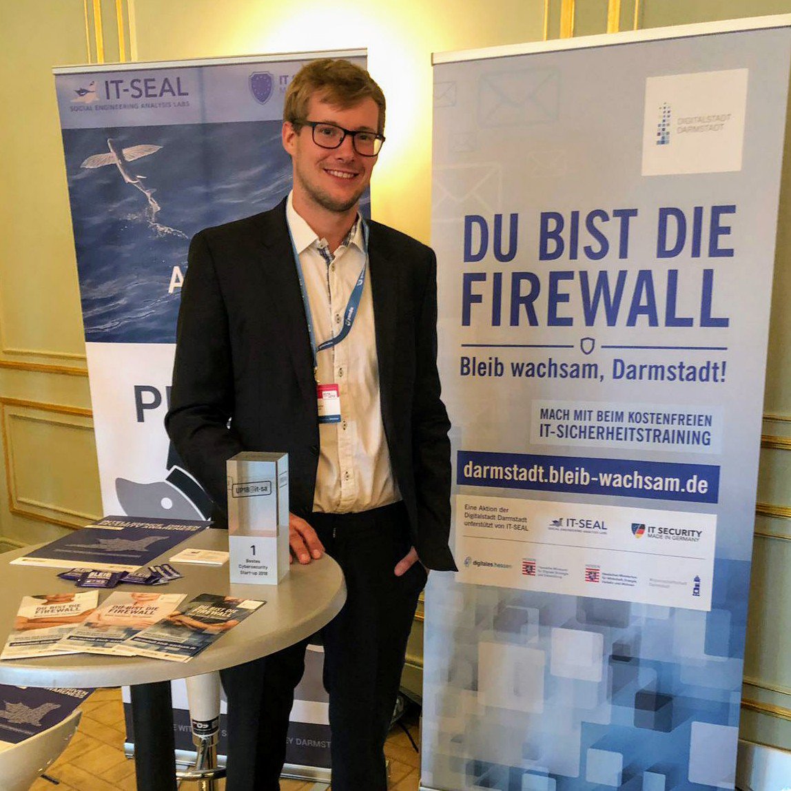 IT-Seal CEO <a href="/der_kelm/">DerKelm</a> präsentiert in Berlin auf der #PITS2019 <a href="/ItPits/">Public-IT-Security (PITS)</a> <a href="/HotelAdlon/">Hotel Adlon Kempinski Berlin</a> das kostenfreie IT-Securitytraining #bleibwachsam der <a href="/DA_Digitalstadt/">Digitalstadt_Darmstadt</a>.
darmstadt.bleib-wachsam.de
Dabei: Die #phishing Akademie &amp; unser Award #1 Cybersecurity Startup 2018 @itsa_Messe <a href="/BehoerdenNews/">Behörden Spiegel</a>