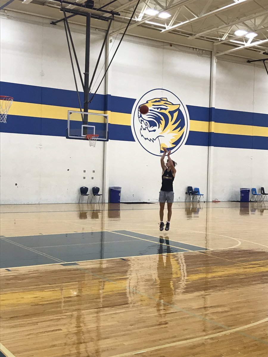 BoysFrenship's tweet photo. 🏀”It’s not about what we do today......it’s about what we do everyday!”🏀
Love the hunger in this group! 
#nodaysoff
#shiphoops
@FrenshipSports https://t.co/sZ7TFbU845