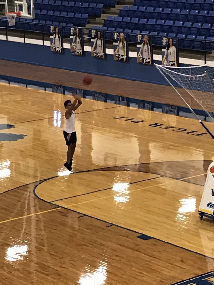 BoysFrenship's tweet photo. 🏀”It’s not about what we do today......it’s about what we do everyday!”🏀
Love the hunger in this group! 
#nodaysoff
#shiphoops
@FrenshipSports https://t.co/sZ7TFbU845