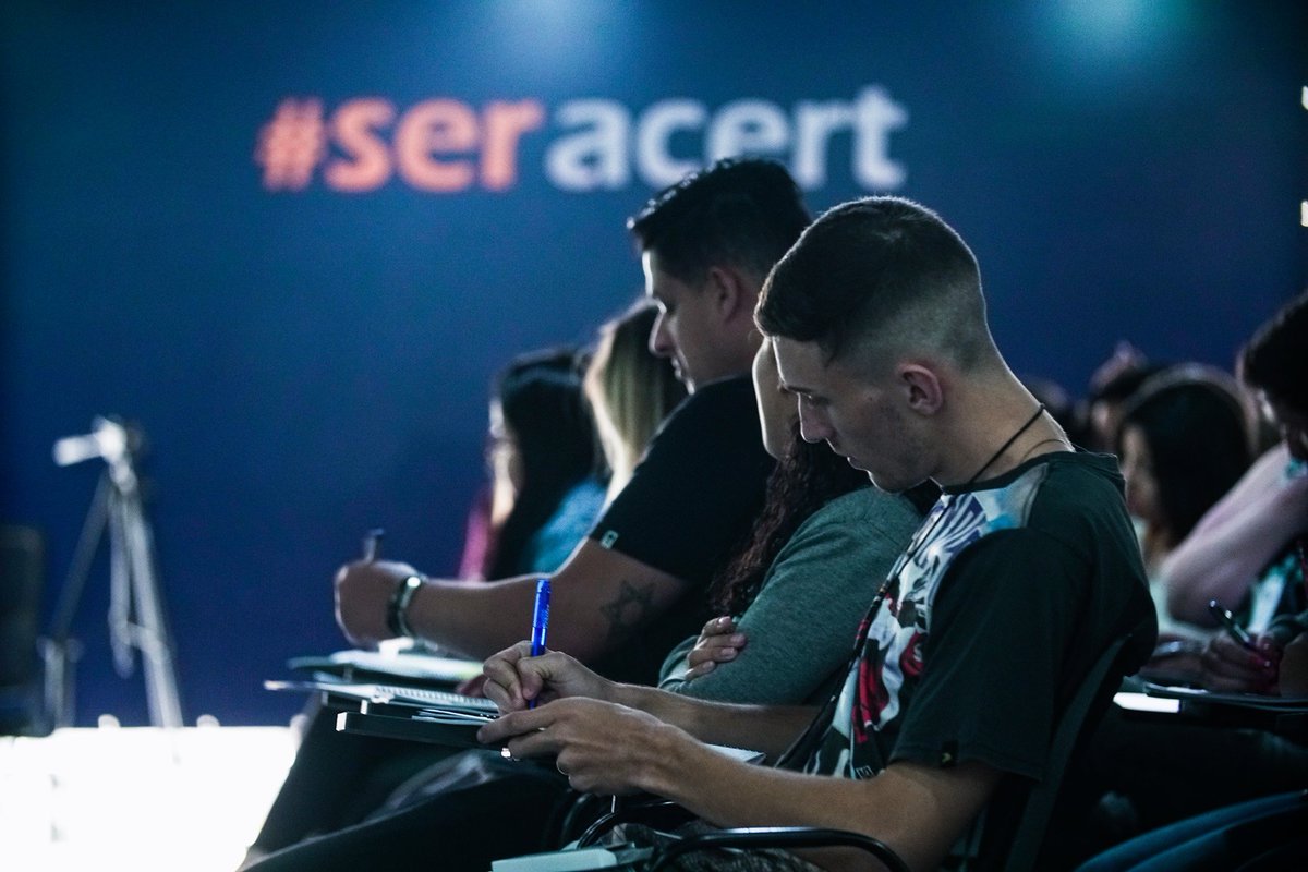 Acertonline's tweet photo. No dia 31 de agosto, Valdemar Valim, CEO e Palestrante da Acert, ministrou o Curso de Documentoscopia, na sede da Acert, para uma equipe de pessoas extremamente capacitadas a identificarem fraudes documentais.

Agradecemos a confiança de todos! #documentoscopia #validarrg #acert https://t.co/ZG9L36nA3d
