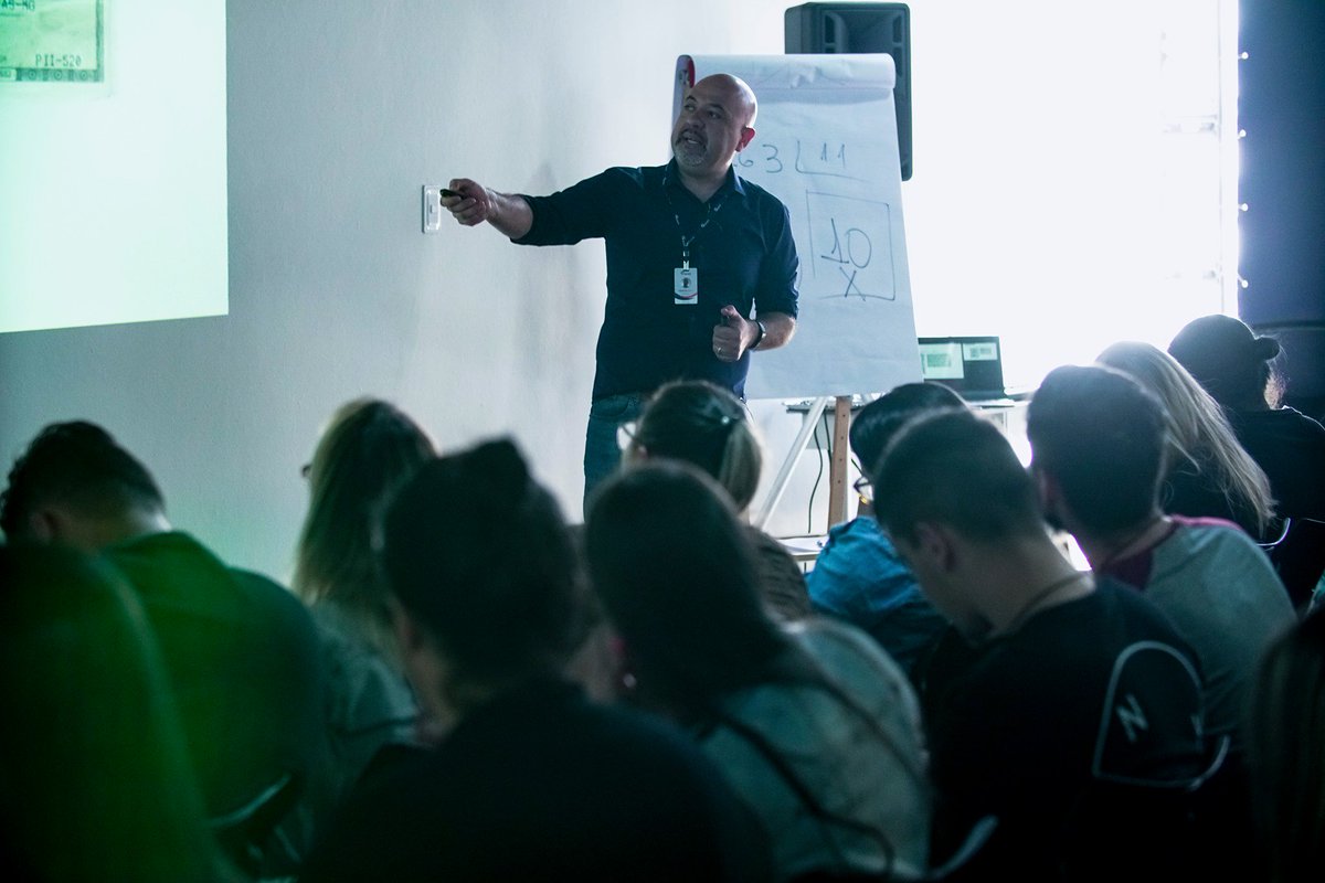 Acertonline's tweet photo. No dia 31 de agosto, Valdemar Valim, CEO e Palestrante da Acert, ministrou o Curso de Documentoscopia, na sede da Acert, para uma equipe de pessoas extremamente capacitadas a identificarem fraudes documentais.

Agradecemos a confiança de todos! #documentoscopia #validarrg #acert https://t.co/ZG9L36nA3d