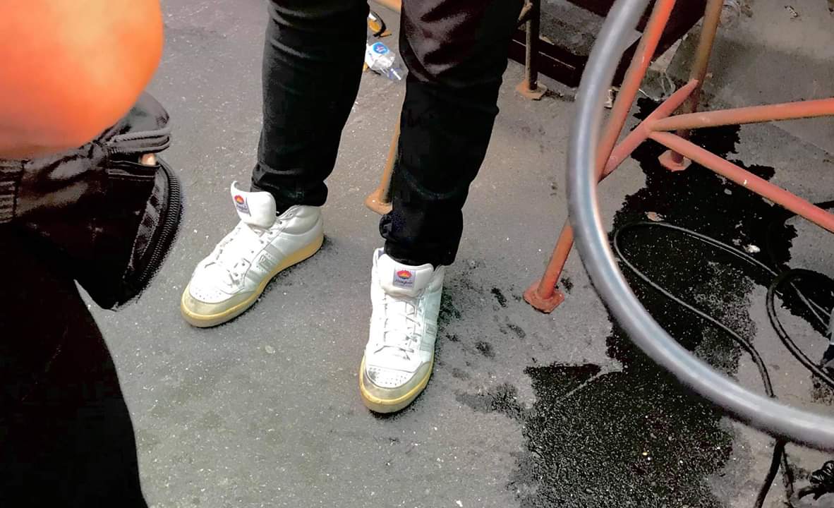 Me encanta encontrarme estas escenas en un backstage en 2019. Unas zapas como Ros manda. Clásicas como la cañita con torreznos...