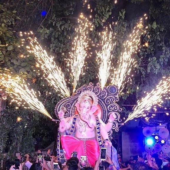 MumbaiChaRaja (@mumbaicharaja) on Twitter photo Ganpati Bappa Morya
Irla Cha Raja
#mumbaicharaja
#mumbaicharaja2019
<a href="/mumbaicharaja/">MumbaiChaRaja</a>.r
@irlacharaja
<a href="/adityaraut_/">Aditya Raut</a> ift.tt/32ofRgp Ganpati Bappa Morya
Irla Cha Raja
#mumbaicharaja
#mumbaicharaja2019
<a href="/mumbaicharaja/">MumbaiChaRaja</a>.r
@irlacharaja
<a href="/adityaraut_/">Aditya Raut</a> ift.tt/32ofRgp