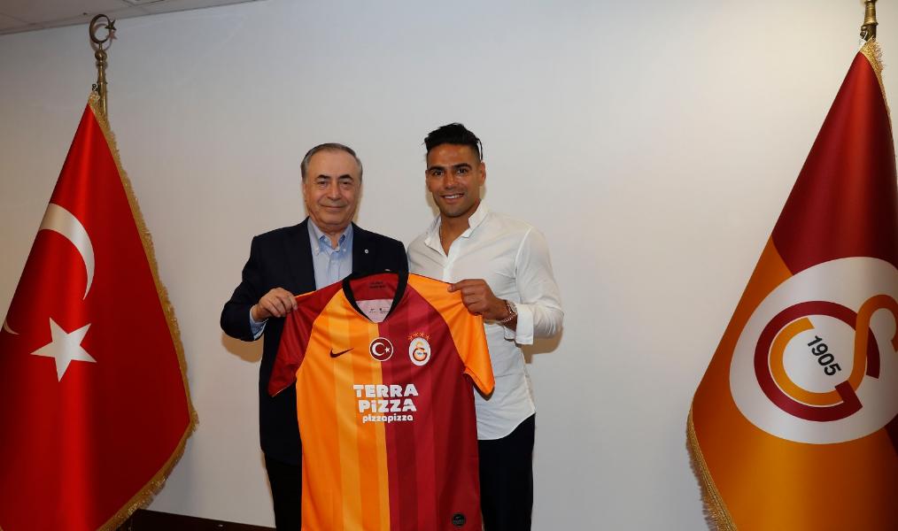 GalatasaraySK's tweet photo. Radamel Falcao, Başkanımız Mustafa Cengiz’i makamında ziyaret etti. Ziyaret esnasında İkinci Başkanımız Abdurrahim Albayrak, Başkan Yardımcımız Yusuf Günay ve Futbol Takımı Kaptanımız Fernando Muslera da hazır bulundu.

Detaylar 👉 https://t.co/Kud9uNUvzk https://t.co/PTLtG3Ftr6