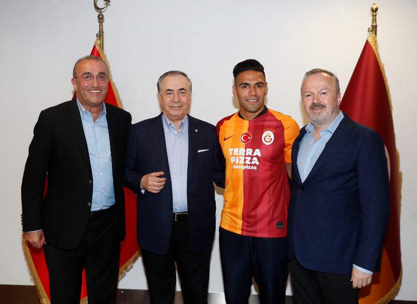 Radamel Falcao, Başkanımız Mustafa Cengiz’i makamında ziyaret etti. Ziyaret esnasında İkinci Başkanımız Abdurrahim Albayrak, Başkan Yardımcımız Yusuf Günay ve Futbol Takımı Kaptanımız Fernando Muslera da hazır bulundu.

Detaylar 👉 galatasaray.org/haber/futbol/c…