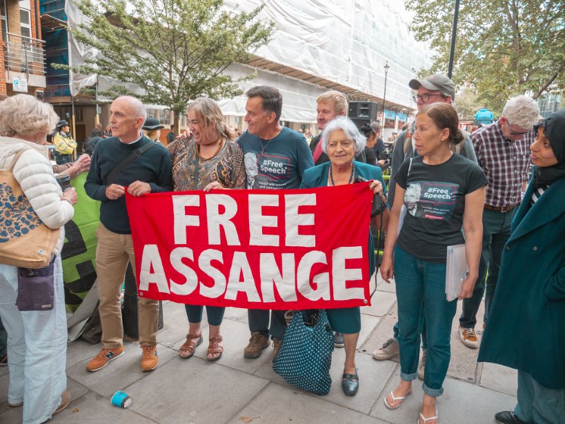 DerbyChrisW's tweet photo. I believe I was the only MP to attend today’s demo called by @rogerwaters outside the Home Office against the continued imprisonment of Julian Assange. His outrageous treatment is an assault against freedom of speech and journalism. He must be released immediately. #FreeAssange https://t.co/3BhxU2Hb6f