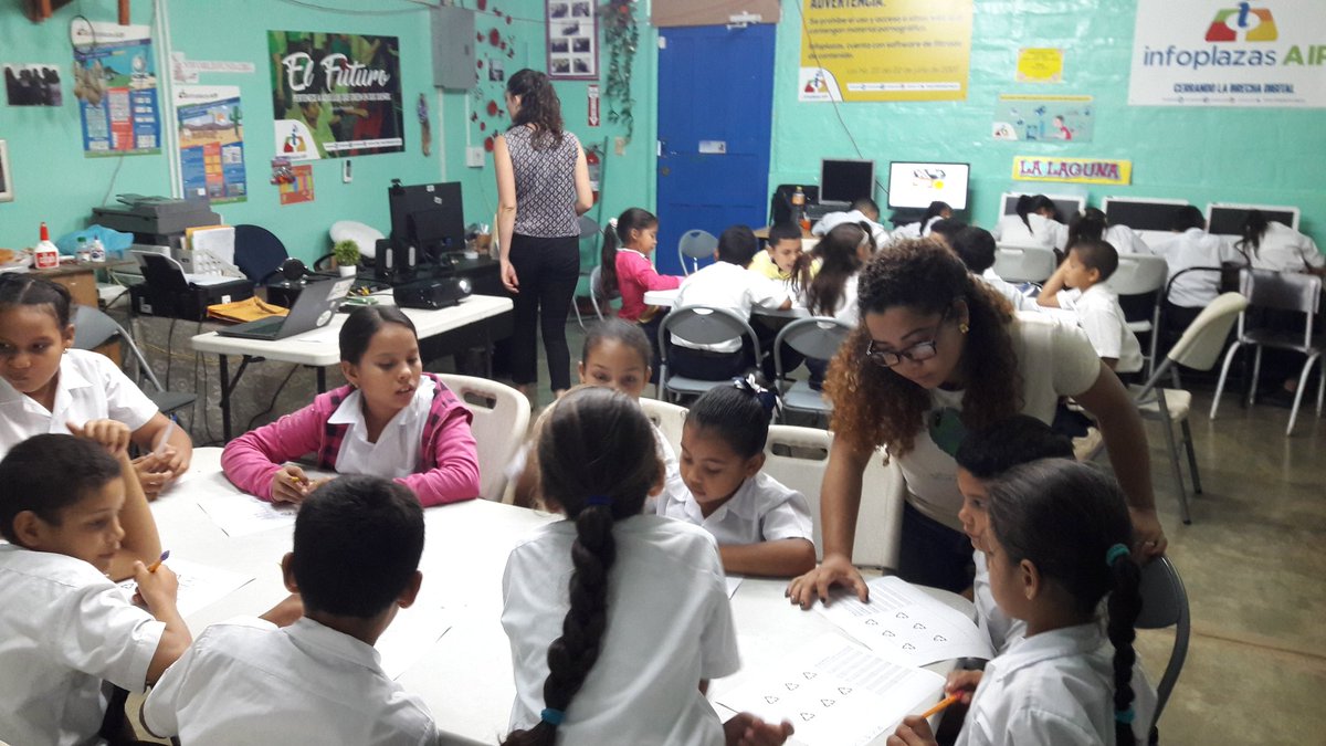 HoracioPradoDur's tweet photo. Taller de reciclaje dictado por la Cuerpo de Paz Isabel Keddy-Hector 
@infoplazass #YoSoyinfoplazasaip #Momentosinfoplazas https://t.co/f3MRg3O6X4