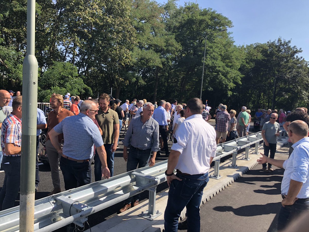 markvisschers's tweet photo. @BLMWegenbouw  @Ducotadvies @StevaconBouw puik stukje werk - kunstwerk om precies te zijn in de @Gemeente_Stein met afwatering van https://t.co/lV6BxxWIk4 https://t.co/Cl9JisQD8q