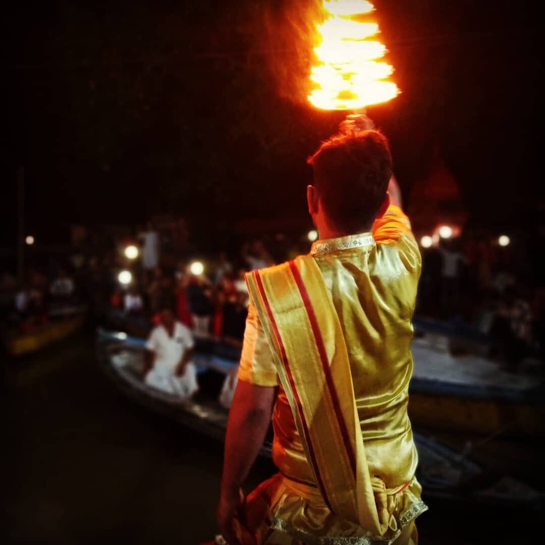 viajeshomeworld's tweet photo. Hipnotizadas con la ceremonia religiosa de hoy en Varanassi. Ritual lleno de sensaciones, olores, espiritualidad y magnetismo. Que suerte haberlo vivido en persona. @viajeshomeworld @openeyesproject 
#varanassi #India #localculture #localcommunity #espirutualidad #traveldifferent https://t.co/8NfwFolMoG