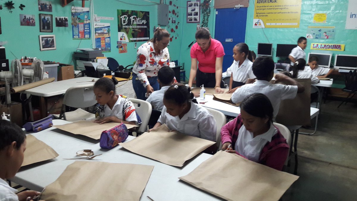 HoracioPradoDur's tweet photo. Taller Maker bolsas de papel, facilitadoras de la Biblioteca Pública de Las Tablas.
@infoplazass #YoSoyinfoplazasaip #Momentosinfoplazas https://t.co/pA09Vzm7B7