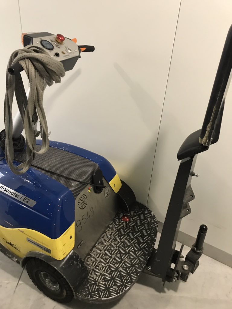 MotorhubMX's tweet photo. En los aeropuertos del mundo se imponen nuevos modos de movilidad, tanto para pasajeros como para el personal. En la foto, un scooter para personal que permite anexar módulos de carga. https://t.co/SncvMRrsv2