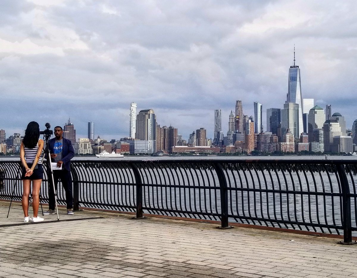 santiagohec's tweet photo. Well I'll be dammed... @StarTalkRadio host and comedian @chucknicecomic doing a promo at Hoboken station.
This was cool!
#TicosPics #SantiagohecPics
#ChuckNice #StarTalkRadio #NeilDeGrasseTyson #Science #NASA #Astrophysicist #Comedian #NYCSkyline #WorldTradeCenter #WTC https://t.co/2QVfeWjfSp