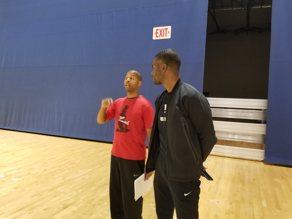 UnderdogsSports's tweet photo. More information from the #RunnaReport to come soon but it was an honor to be in the building with great minds. Much respect to @RP3natural and @RunnaReport when great minds speak you listen! https://t.co/3FPZpdutn9