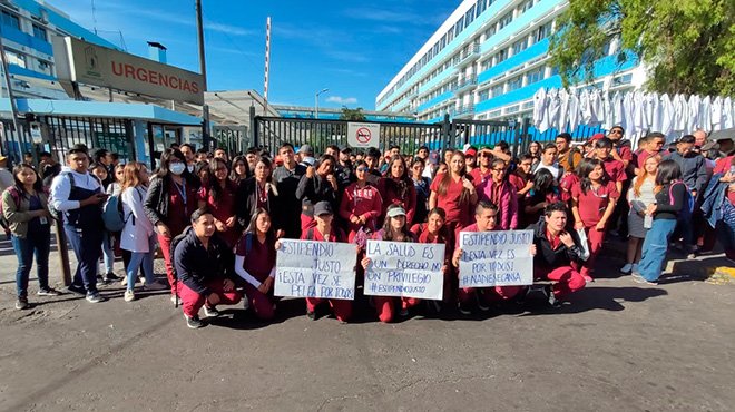 edicionmedEC's tweet photo. 📢 #ATENCIÓN Internos rotativos siguen en protesta, mientras AFEME asegura que se mantendrá el valor del estipendio. Más información aquí ➡ https://t.co/n6Dcb943tt @vikmach @CataAndramuno @Lenin @FCMedicas_UCE @forosaludec @ESEMF @MedicinaUees @FACULTADDMEDICI @cienciamedica https://t.co/oSreNaxwXG