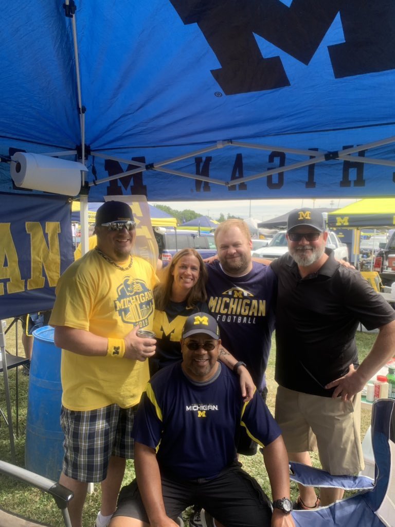 Mortgagequeen09's tweet photo. Week1 #JerkTailgate was really fun ! Food, friends and #michiganFam 😍 @BmanBk and @Andysaidgoblue too! Where is @GoBlueLexi117 #nexttimestayforthefun https://t.co/8mFNBbdwCO