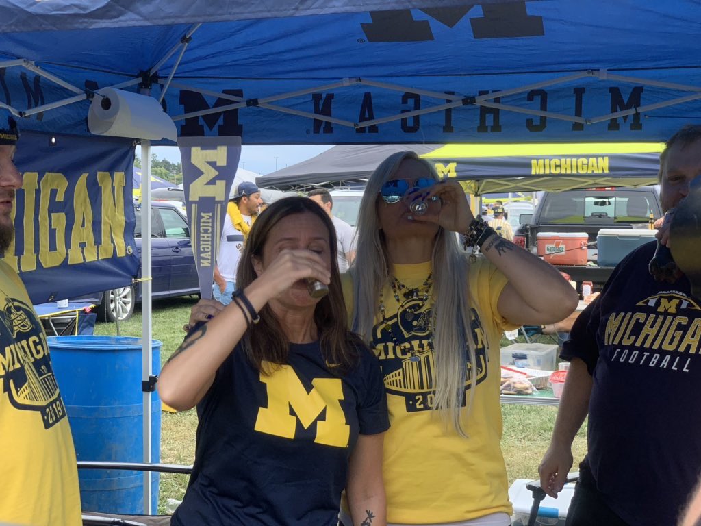 Mortgagequeen09's tweet photo. Week1 #JerkTailgate was really fun ! Food, friends and #michiganFam 😍 @BmanBk and @Andysaidgoblue too! Where is @GoBlueLexi117 #nexttimestayforthefun https://t.co/8mFNBbdwCO