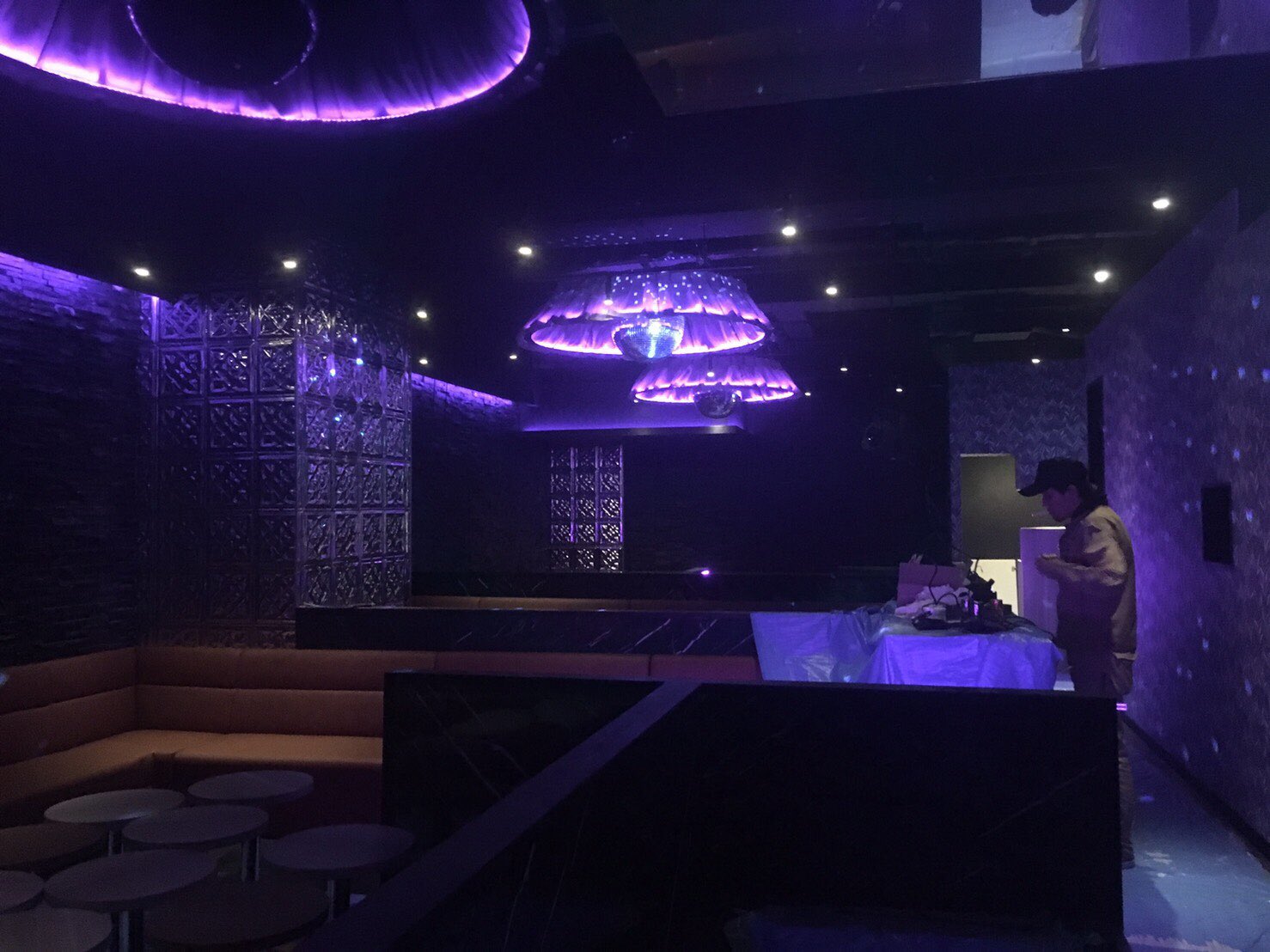 株 プラスアンサー 関東圏の店舗内装 以前施工させていただきました ギラギラ系の内装 シーンによって色が変えられる照明です キャバクラ キャバ ガールズバー ラウンジ 店舗 デザイン 内装 おしゃれ 東京 T Co Rvjwj1gocp Twitter