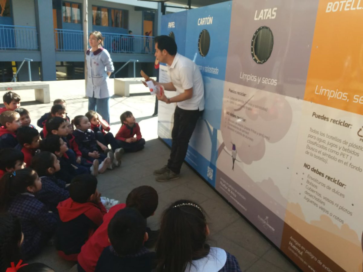 EcologicamenteL's tweet photo. Comenzamos septiembre con un nuevo programa ambiental en el Colegio San Damián de la comuna de La Florida. Hoy cerca de 1300 estudiantes comenzarán reciclar en su colegio. ♻️🏫🌎 https://t.co/kap7ltic82