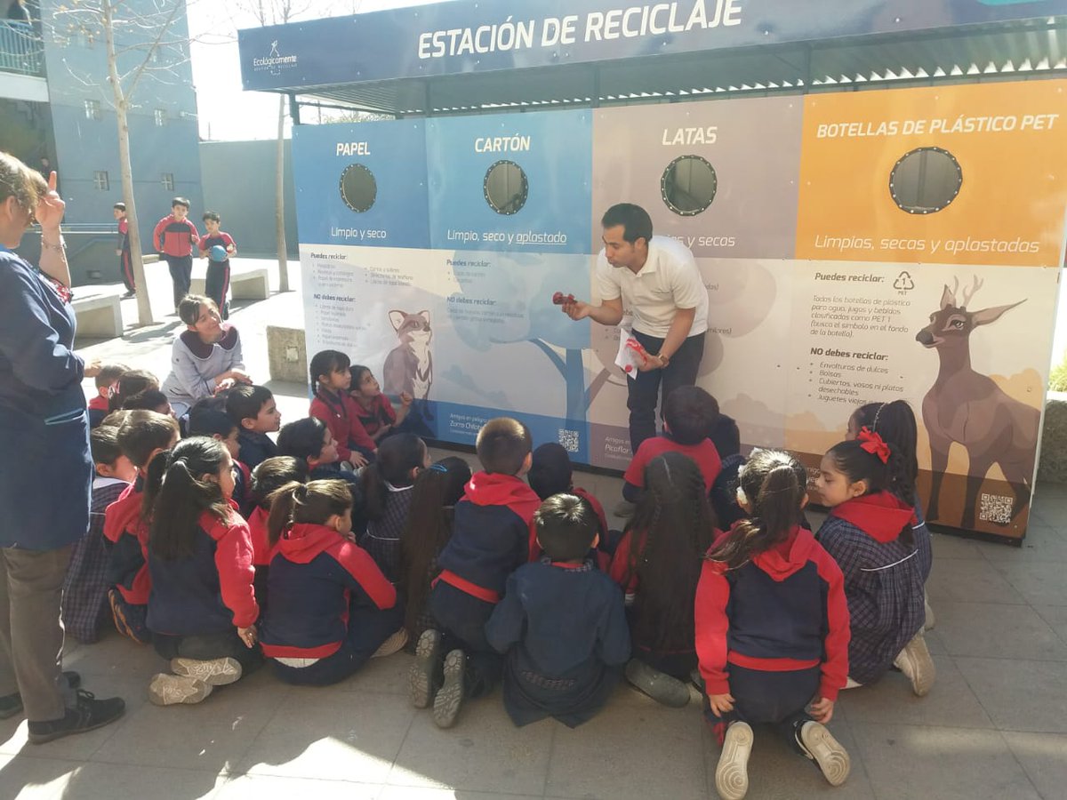 EcologicamenteL's tweet photo. Comenzamos septiembre con un nuevo programa ambiental en el Colegio San Damián de la comuna de La Florida. Hoy cerca de 1300 estudiantes comenzarán reciclar en su colegio. ♻️🏫🌎 https://t.co/kap7ltic82