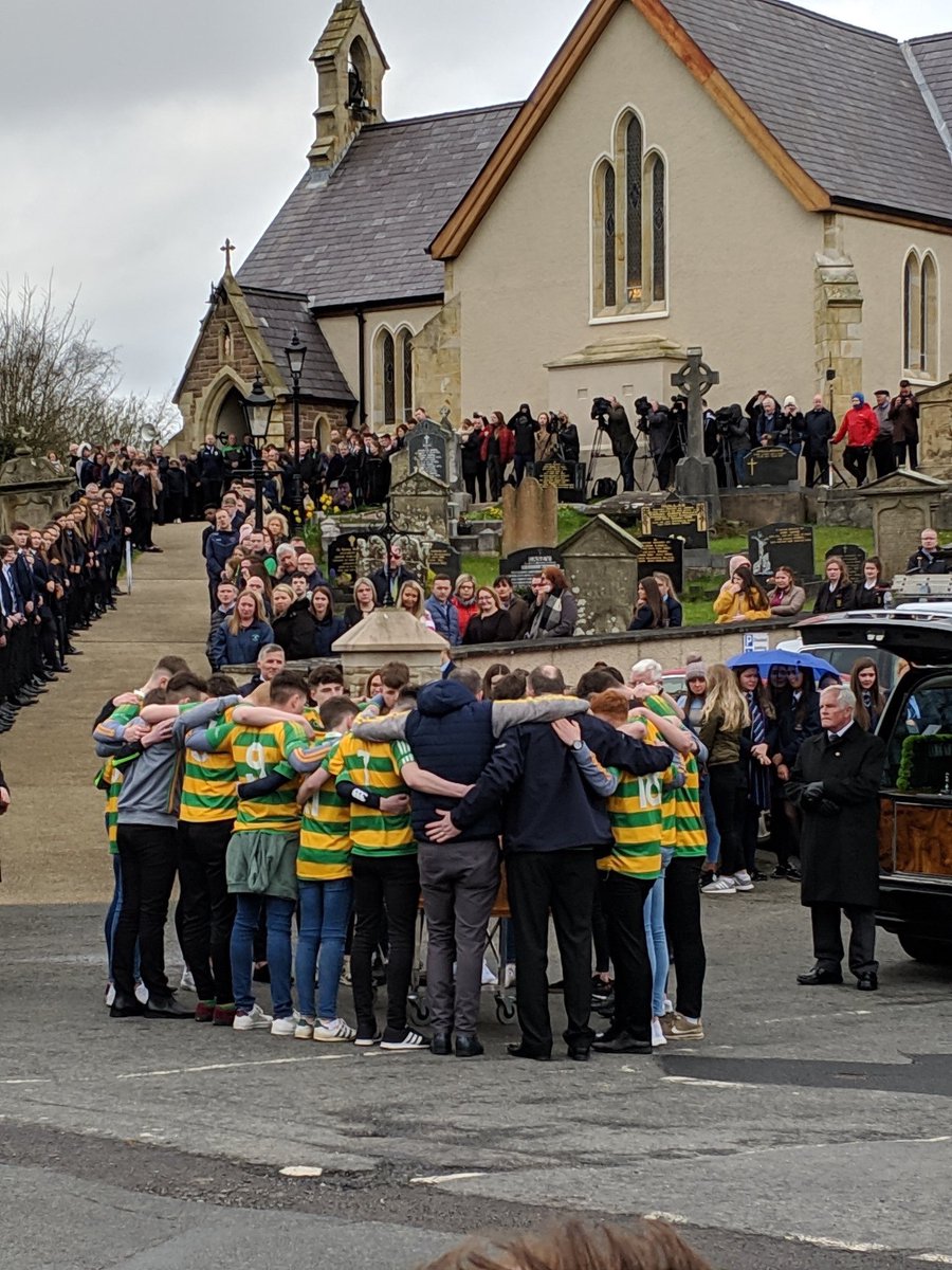 teamtalkmagLIVE's tweet image. Fair play to the @EdendorkGAC Minor Footballers. It’s been a challenging few months but what a tribute they paid tonight to their teammate and friend Connor Currie RIP. The MFL trophy rests easy on his jersey this evening. #ClassyTouch