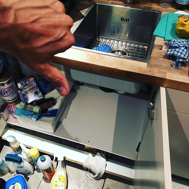 JonnieJensen's tweet image. Thumbs down to the kitchen sink turning into a fountain and pissing water - which then became dirty water - everywhere. #wtf #diy #rathernot #TeamSuperDad #TeamJensen #live ift.tt/2ZGifxf