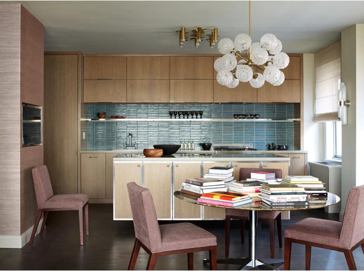 MGBWhome's tweet photo. Day off = great time to find design inspo. @DeringHall asked interior designers to share photos with our furnishings. @FramptonCo designed this chic NYC kitchen featuring our Cameron chairs. #MGBWhome #repost #DeringHall #FramptonCo πΈ Joshua McHugh Photography https://t.co/HU7GTauUOC