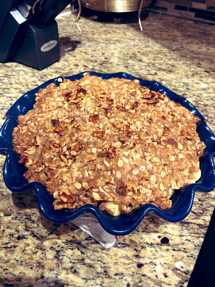 MsReierson245's tweet image. Cooking up some fall comfort food on this Labor Day 🥧🍎 #applecrumble #readyforfall #FlyingVees #LaborDay