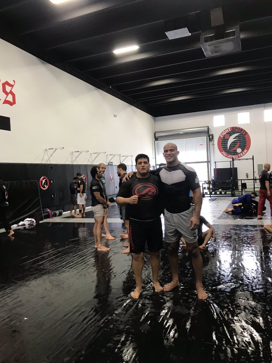 xortizbjjx's tweet photo. What a great training session! Was an honor to get a chance to roll with these studs! #sweatymat #slipperymat #everydayporrada #weputhatworkin https://t.co/yMfcyu0qDH