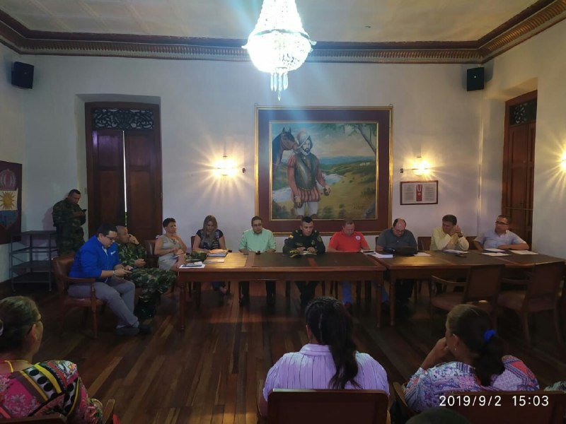 DevalPolicia's tweet photo. Interlocución con líderes sociales y comunales #Buga dando a conocer la estrategia de protección a poblaciones vulnerables #ESPOV #MásCercaDelCiudadano https://t.co/VBenglnVAe