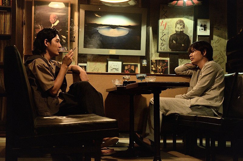 _bookplus's tweet image. 제157회 아쿠타가와상 수상작인 누마타 신스케의 『영리』 2020년 2월 14일 개봉. 아야노 고, 마츠다 류헤이 출연. 의약품 회사에 근무하는 30대 성적소수자 남성의 눈을 통해 동일본 대지진을 전후로 삶이 변화된 동성친구를 그린 이야기.